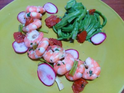 Camarones al ajillo y fettuccine en salsa de espinaca