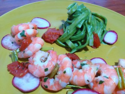 Garlic shrimp with fettuccine with spinach sauce