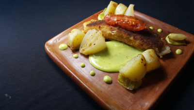 pescado empanizado y mayonesa de hierbas